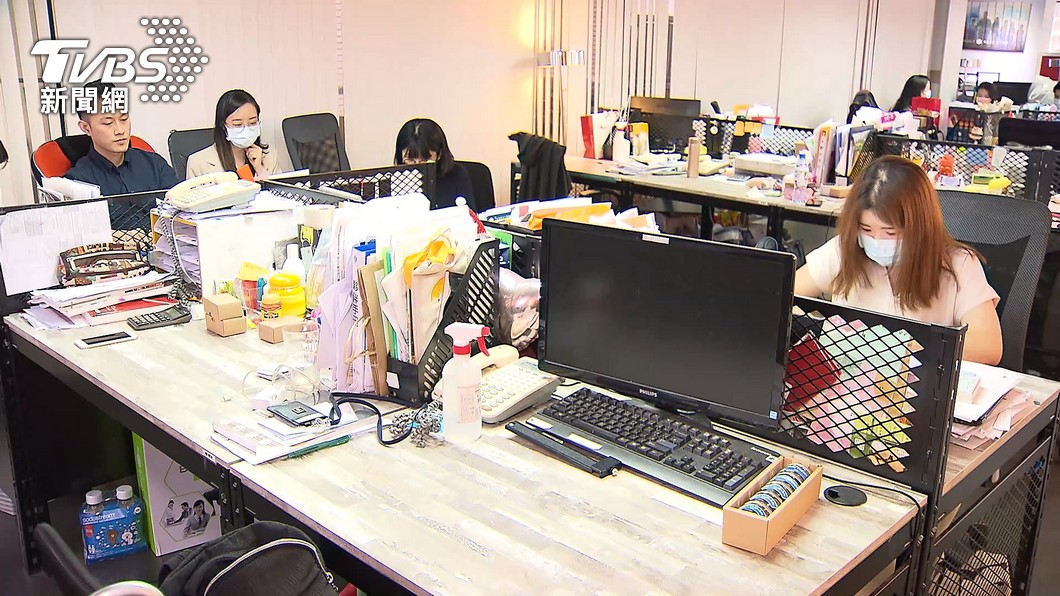 需要注意,勞保年資不滿15年的社會新鮮人無法申請。(示意圖/TVBS)