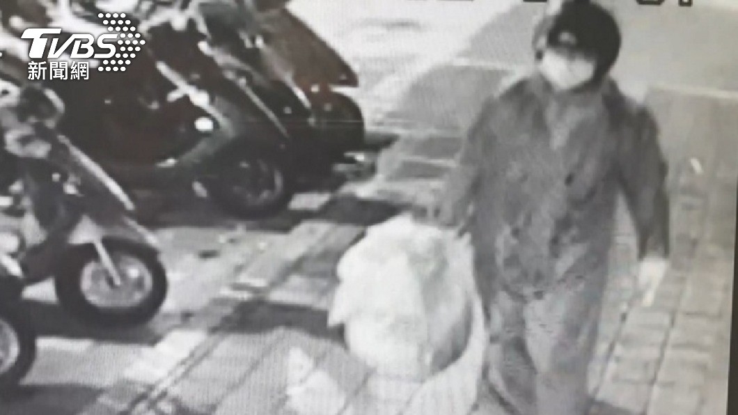 監視器拍下湯景華潑汽油縱火燒機車的畫面。(圖/TVBS資料畫面)