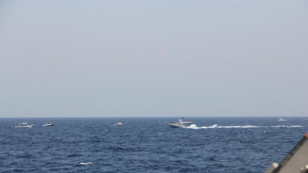 伊朗快艇逼近艦群　荷莫茲海峽美艦射擊30槍警告驅離