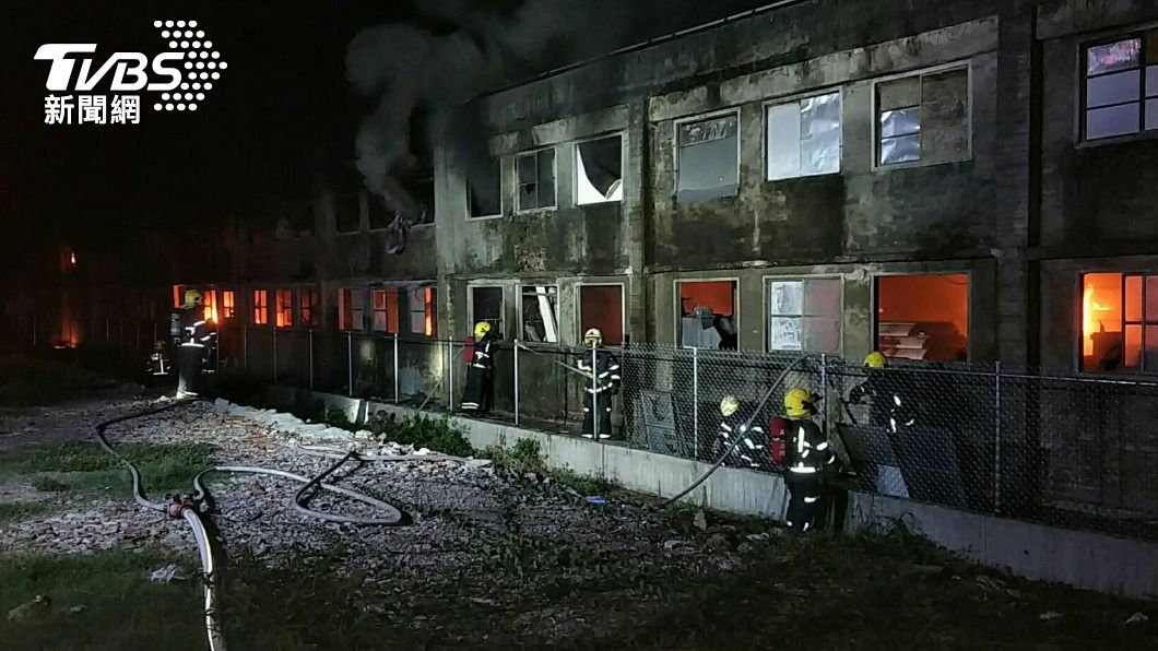 屏東大客車組裝廠深夜大火　悶燒屋頂狂竄濃煙