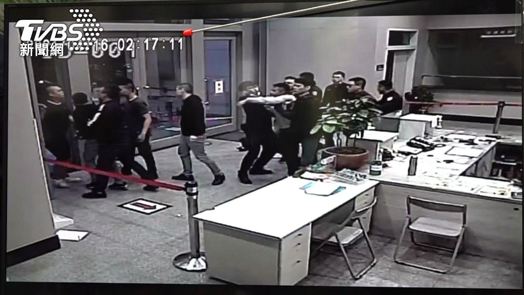警方驅離黑衣人。（圖／TVBS資料照）