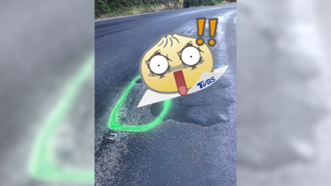 投訴道路坑洞遭冷處理 男怒畫「超巨綠GG」政府秒修補