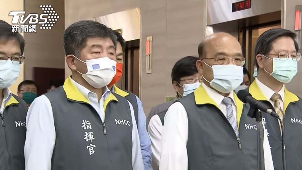 蘇貞昌視察中央流行疫情指揮中心。(圖/TVBS)