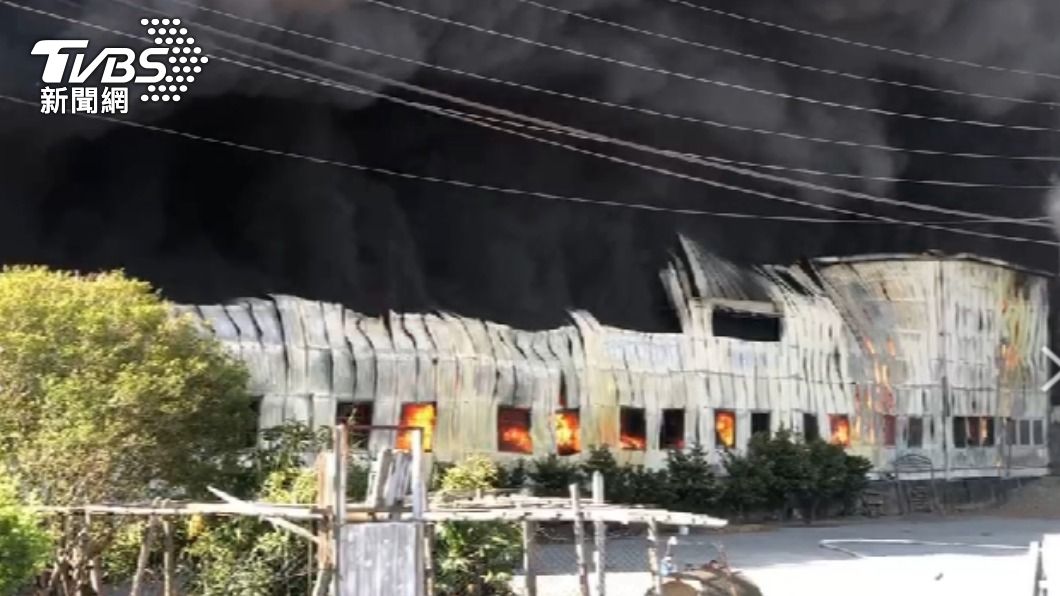 保麗龍工廠被大火吞噬!爆炸黑煙竄天 廠長遭嗆傷送醫