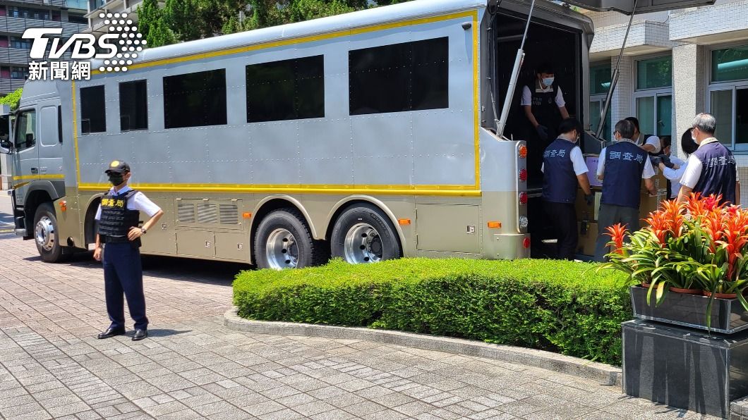 大型防彈裝甲運鈔車支援載毒。(圖/TVBS)