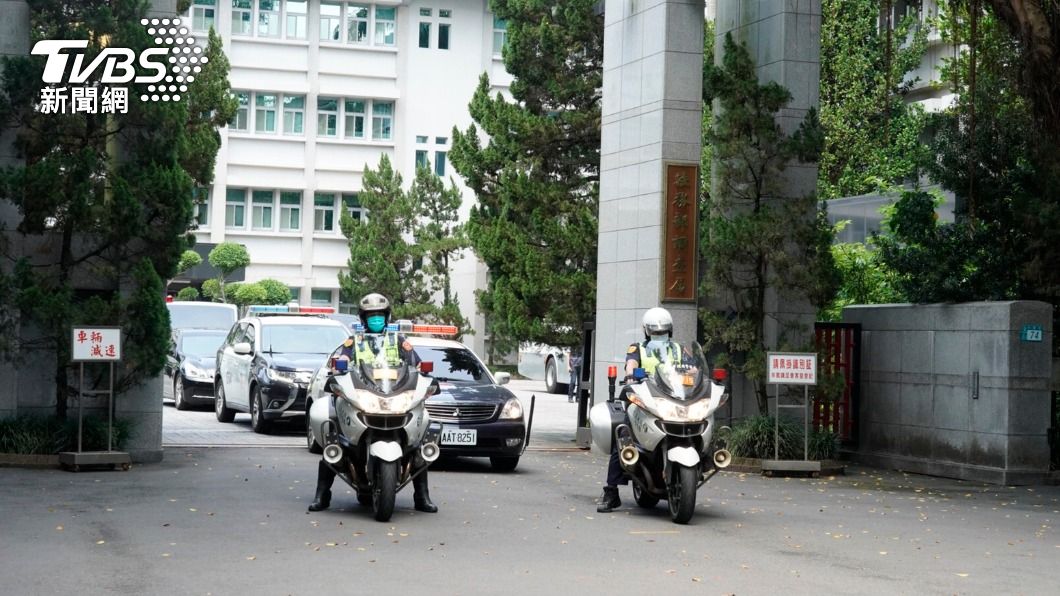 警方協助全程戒護。(圖/TVBS)