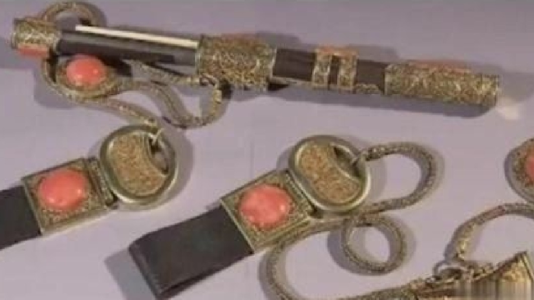 少女偷拿母「殺羊刀」鑑價　專家手抖問：妳媽貴姓？
