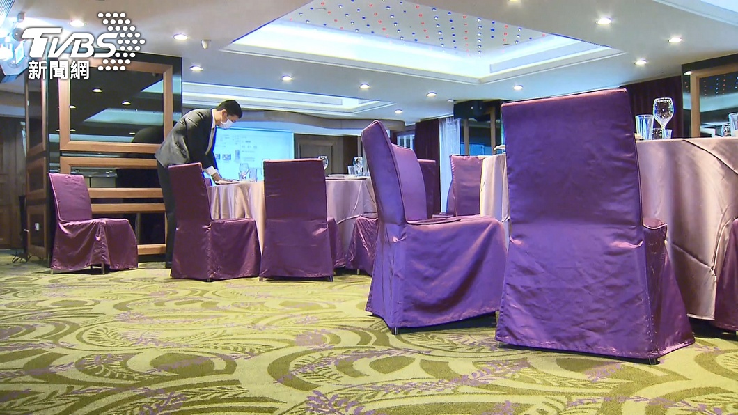 婚宴會館動輒上百人聚餐,業者緊急提升防疫措施。(圖/TVBS)