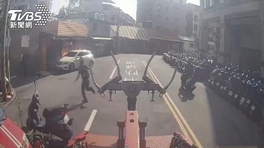 睜眼說瞎話？！男嗆臨停沒5分鐘「不算違規」　警紅線照開單遭毆