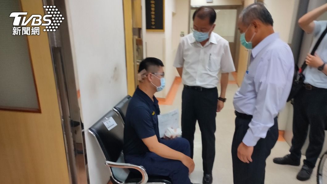 持鐵鎚偷襲交警頭部濺血 惡煞騎車鑽巷逃