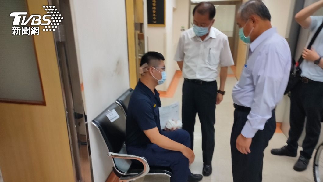 員警遇襲後被送醫治療。(圖/TVBS)