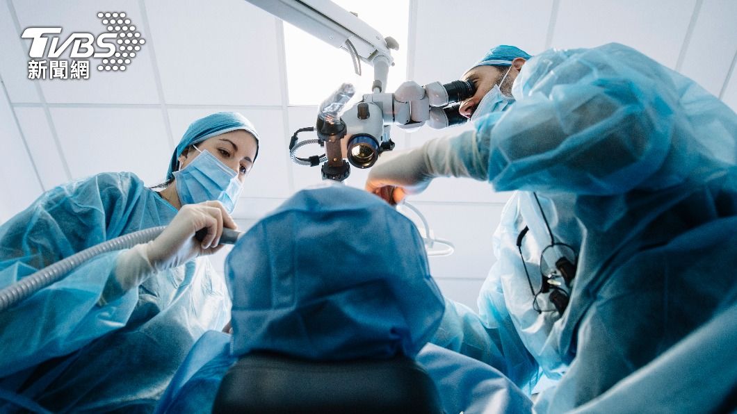 婦人拔了5顆牙還裝假牙,甚至抽了牙齒神經。(示意圖/shutterstock 達志影像)