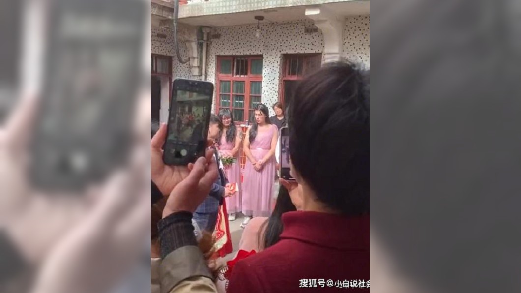 不少網友笑問新郎看到伴娘團怎麼可以忍住不笑出來。（圖／翻攝自網易新聞）