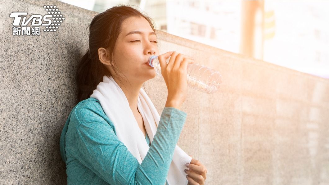 在室外活動時須注意水分的攝取是否足夠。(示意圖/shutterstock達志影像)