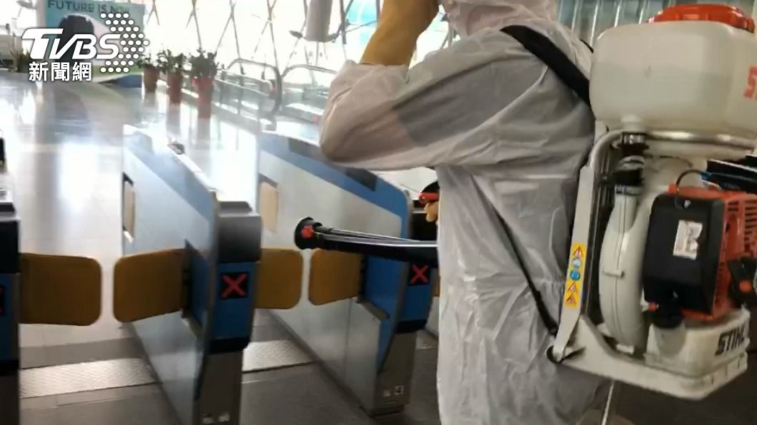 針對旅客較容易接觸的設備消毒。(圖/TVBS)