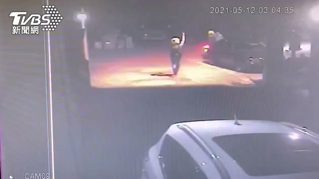 好危險!通緝犯騎機車載2歲女出門 遇警攔查竟爆衝自摔