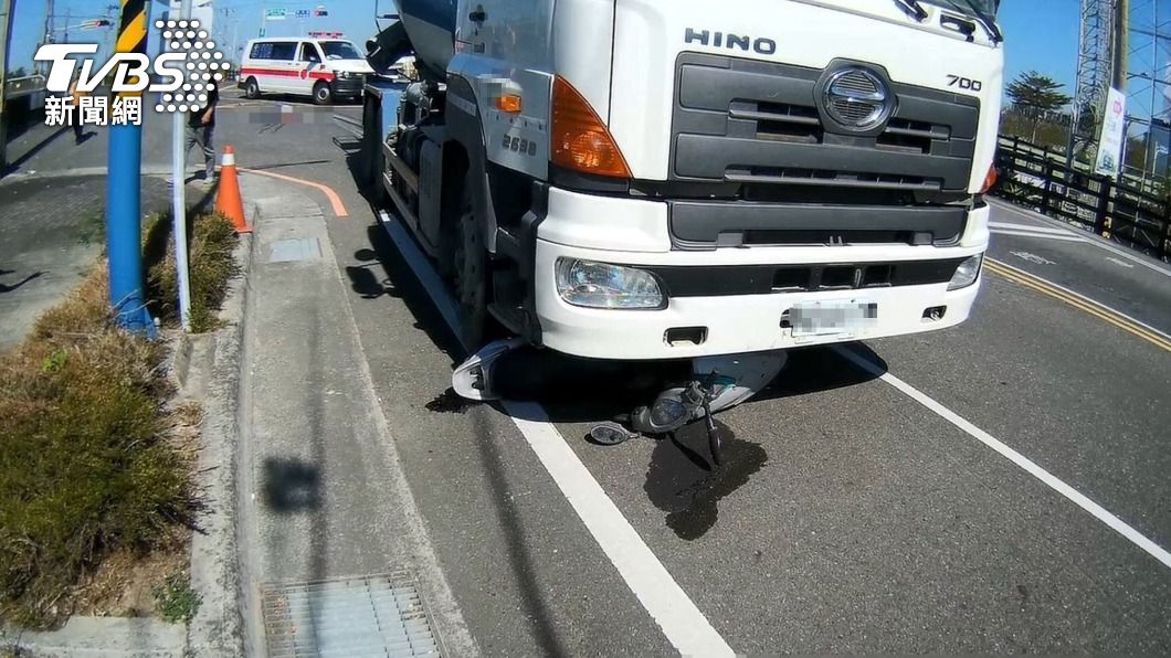 嘉市死亡車禍！連人帶車捲水泥車底　6旬騎士當場死亡
