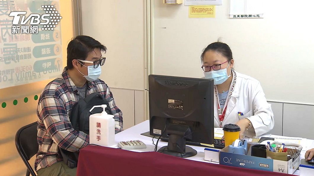 醫院喊自費疫苗不夠 已12萬人接種AZ創新高