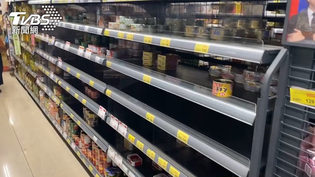 罐頭食品也幾乎被買光光。（圖／TVBS）