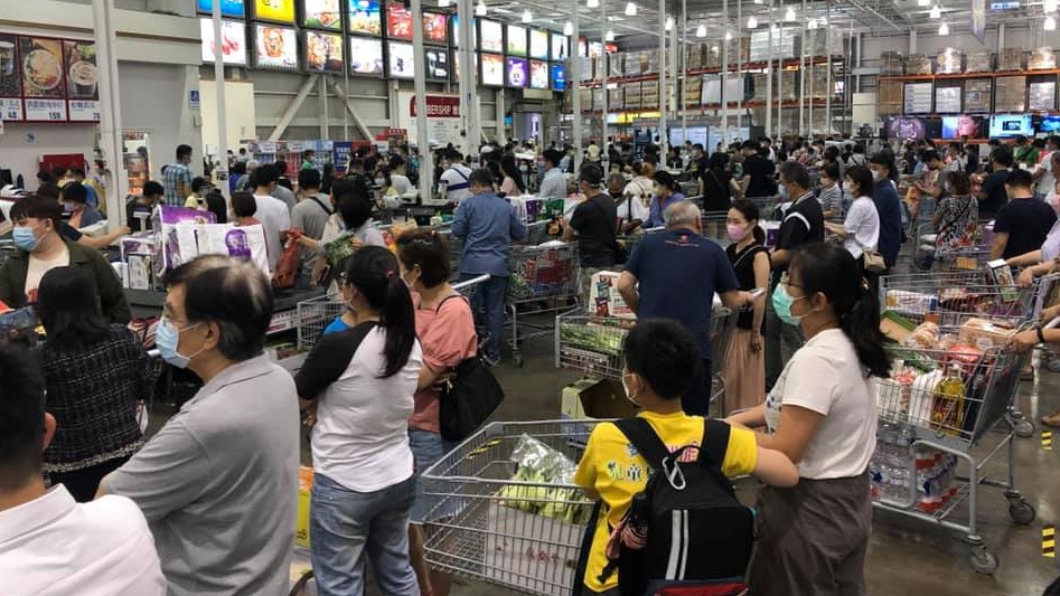 中和好市多湧人潮「狂搶衛生紙」 網看傻:腸胃炎爆發?