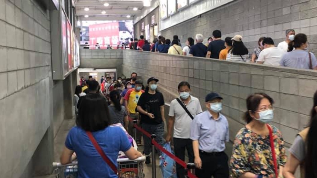 排隊進入賣場的人潮大排長龍。(圖/翻攝自「Costco好市多 商品經驗老實說」)