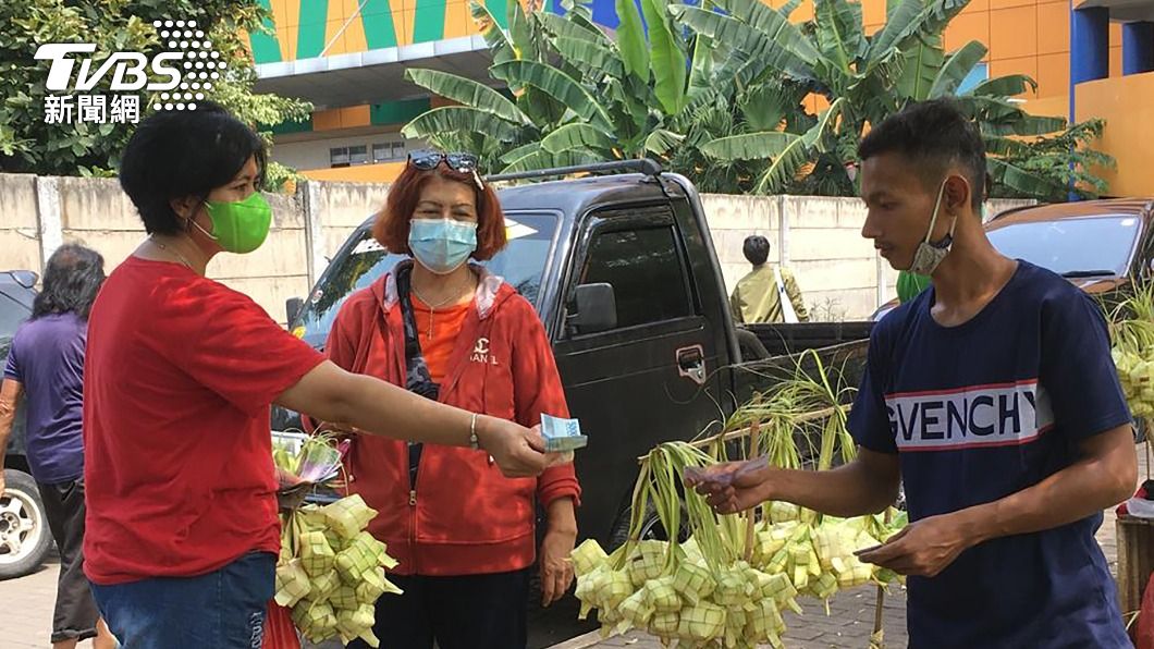 印尼穆斯林慶祝開齋節會與親友享用印尼粽Ketupat。(圖/中央社)