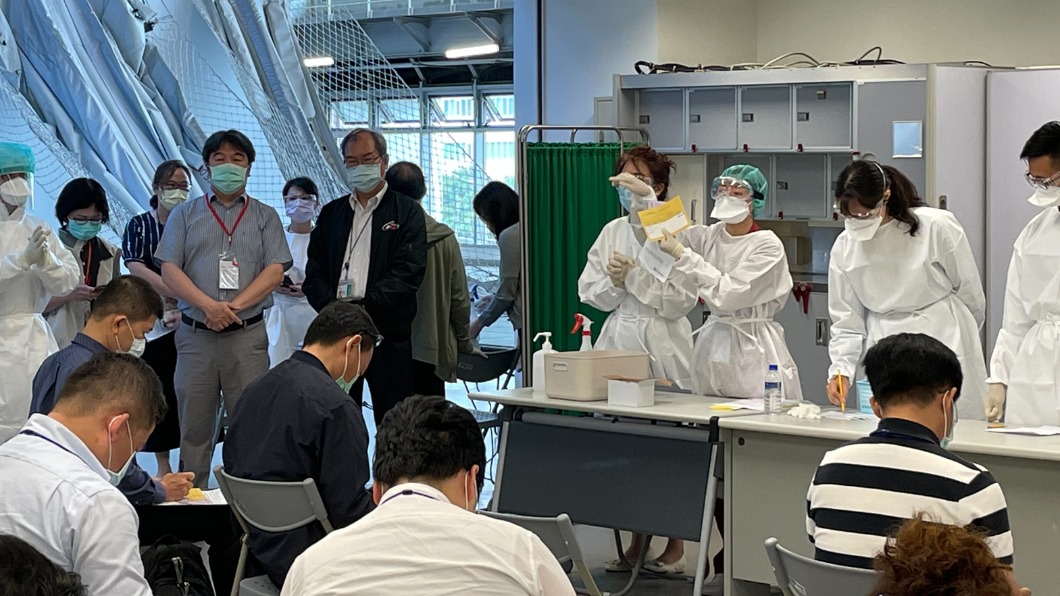 傳空姐打AZ疫苗眼球疑血栓8天 醫院竟拒絕通報