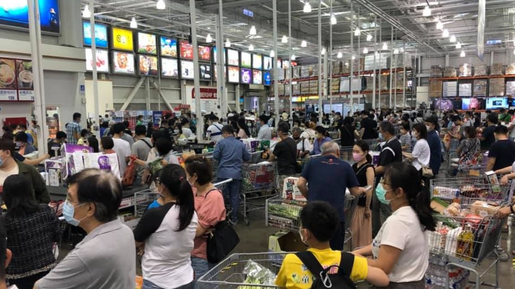 本土疫情升溫民眾瘋搶物資 好市多、家樂福祭限購令