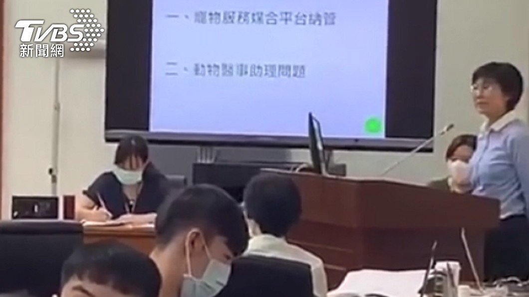 林岱樺不戴口罩,遭同黨立委邱議瑩大罵「遵守規範很難嗎?合群很難嗎?」(圖/TVBS)