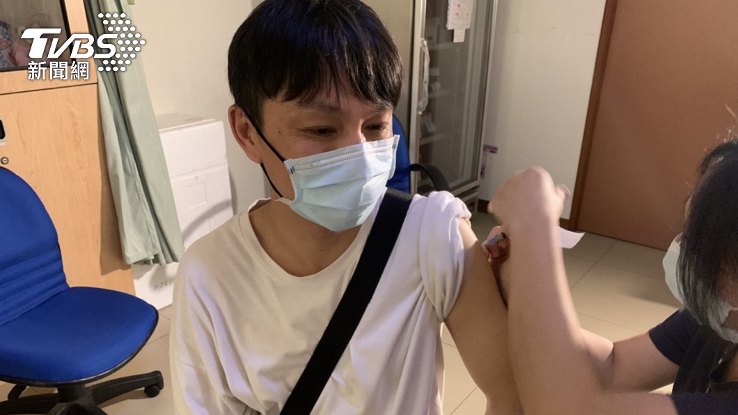 獨/預約打AZ疫苗 他驚見「可怕現象」憂心:恐成群聚