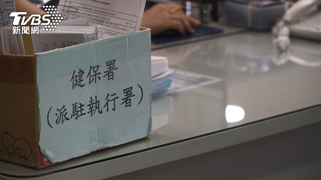 7旬翁欠18萬健保!住處被查封 執行官看這幕放下封條
