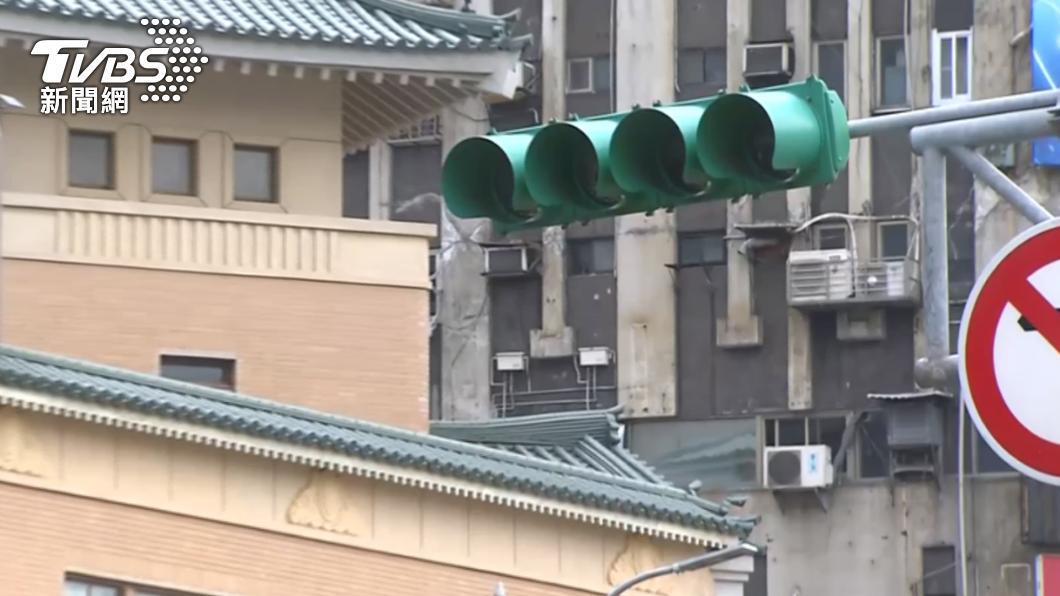 忠孝西路一段號誌燈因為停電沒運作。(圖/TVBS)