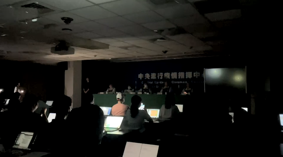 指揮中心記者會現場大停電。(圖/TVBS)
