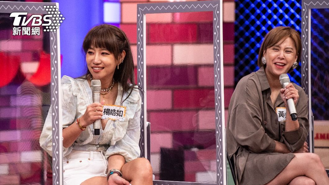 來賓間隔著壓克力板。(圖/TVBS)