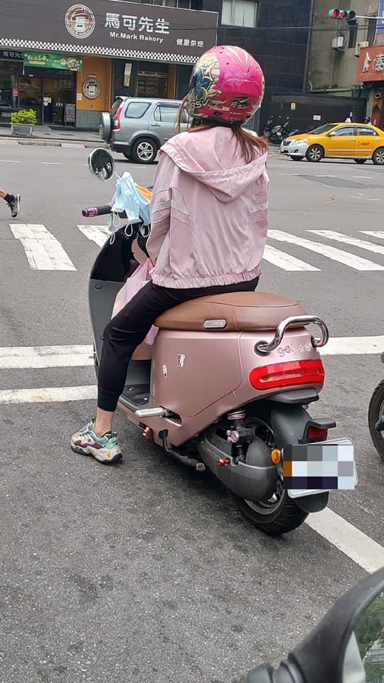 機車後照鏡掛一串口罩。(圖/翻攝自路上觀察學院)