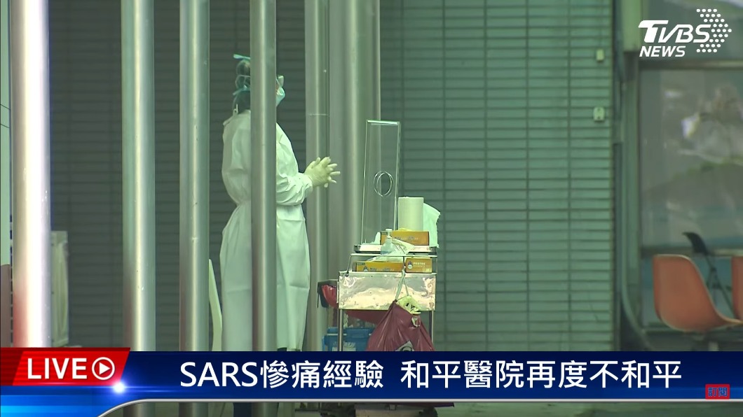 和平醫院急診室外醫護全副武裝幫疑似病例採檢。（圖／TVBS）