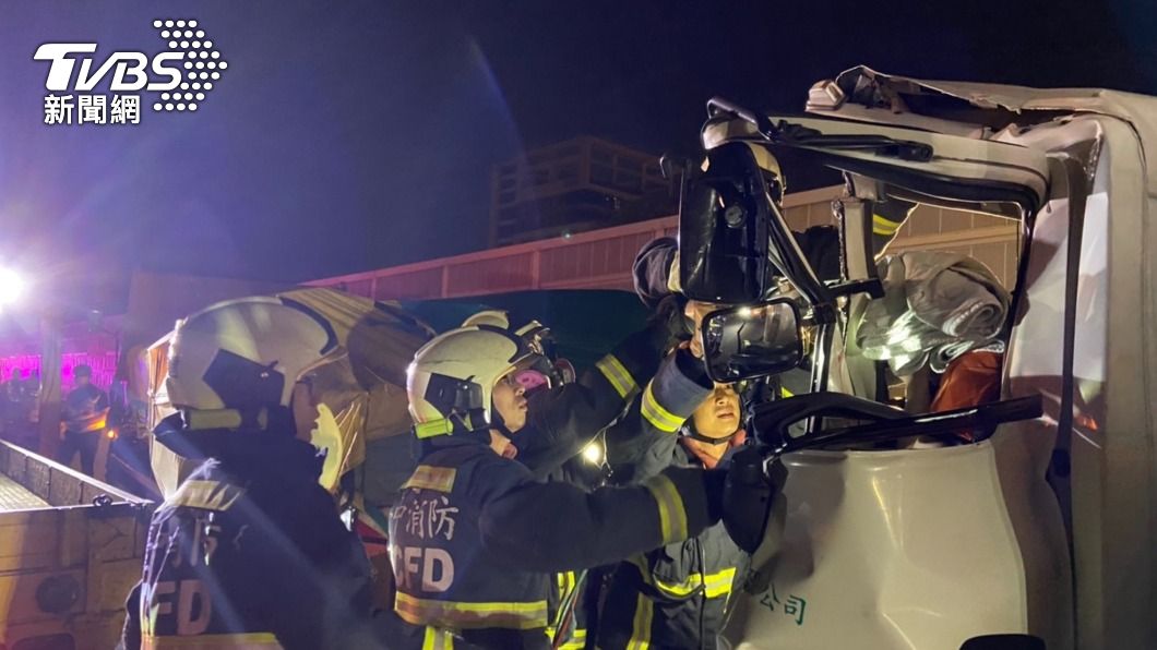 國1車禍物流車駕駛受困半小時 送醫搶救仍不治