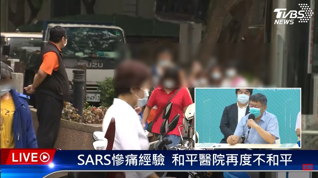 台北市長柯文哲、指揮官陳時中召開記者會同時，醫護由防疫巴士載送去居家檢疫。（圖／TVBS）
