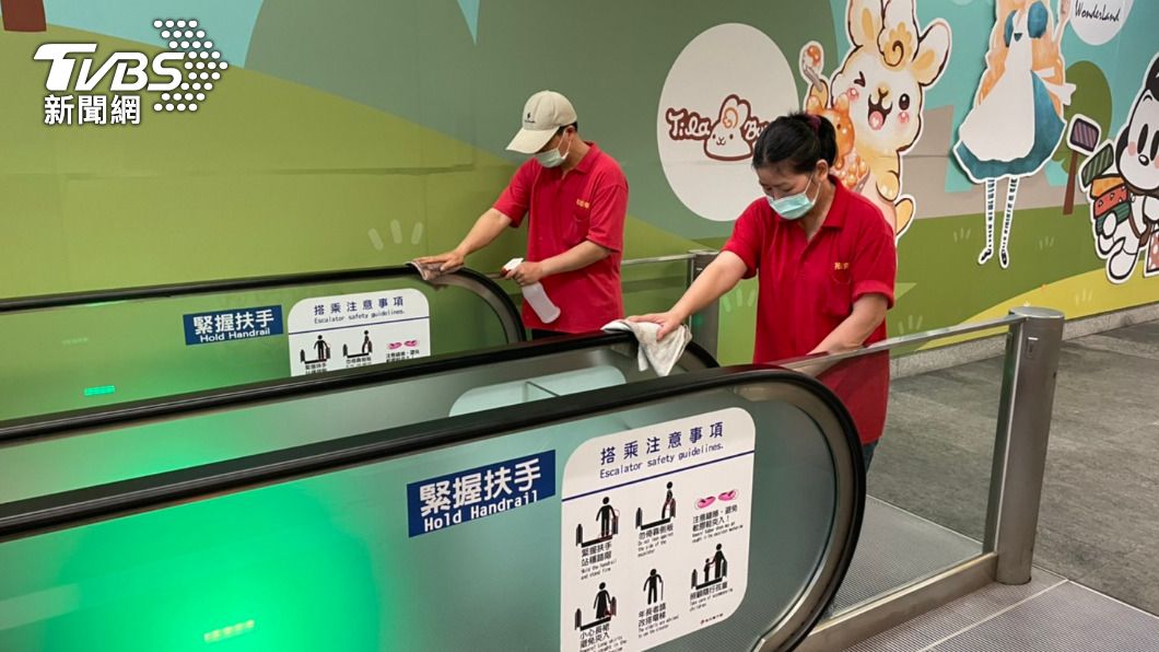 台北地下街手扶梯消毒。(圖/TVBS)