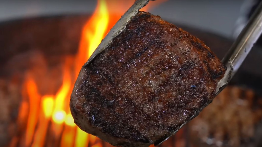 如何讓肉質更軟嫩? 煎牛排前讓它喝汽水