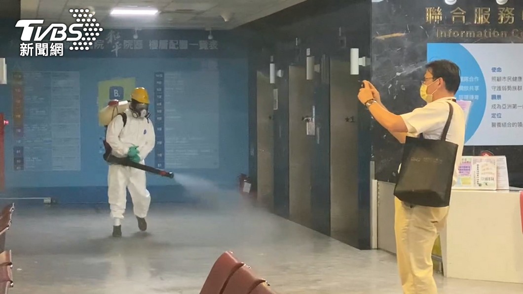 目前北市府持續不斷地在許多場域進行消毒工作。(圖/TVBS)