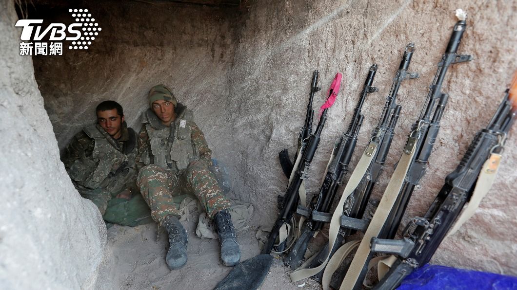 亞美尼亞軍人駐守在前線戰場的納哥諾卡拉巴克地區。（圖／達志影像路透社）
