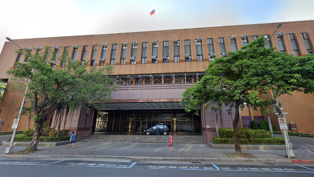 法官父親染疫「開庭一半返家隔離」 台北地院:無封院