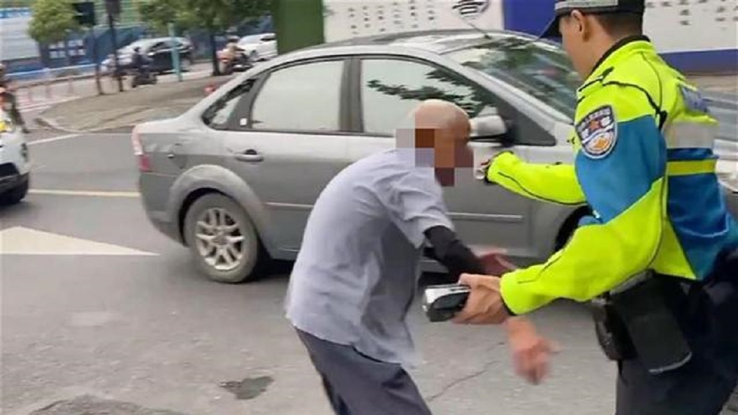 執法過當？9旬翁交通違規　警朝眼噴辣椒水遭停職