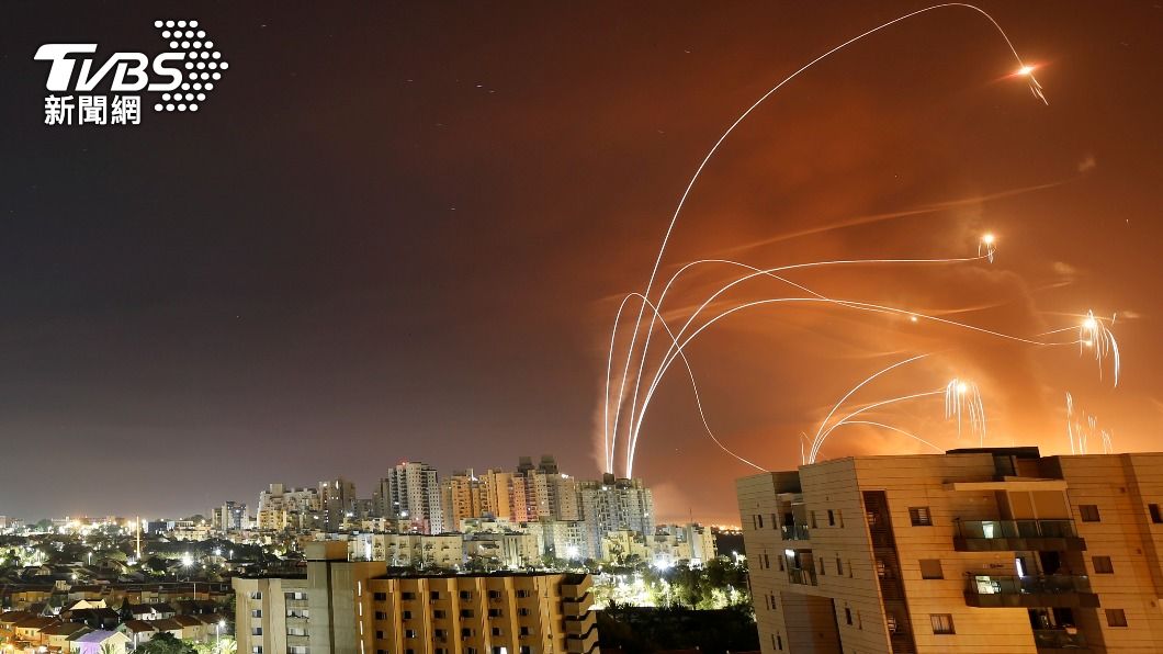 以巴連日來不分晝夜,進行密集空中交戰。(圖/達志影像路透社)
