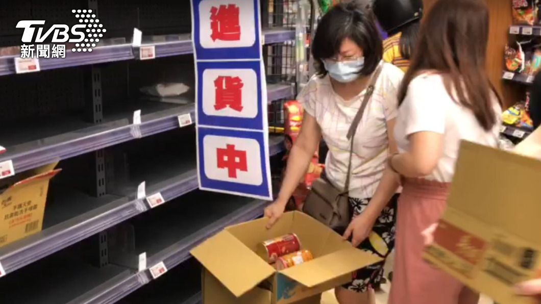 消保處發現,就算補貨後,泡麵貨量仍在三成以下。(圖/TVBS)