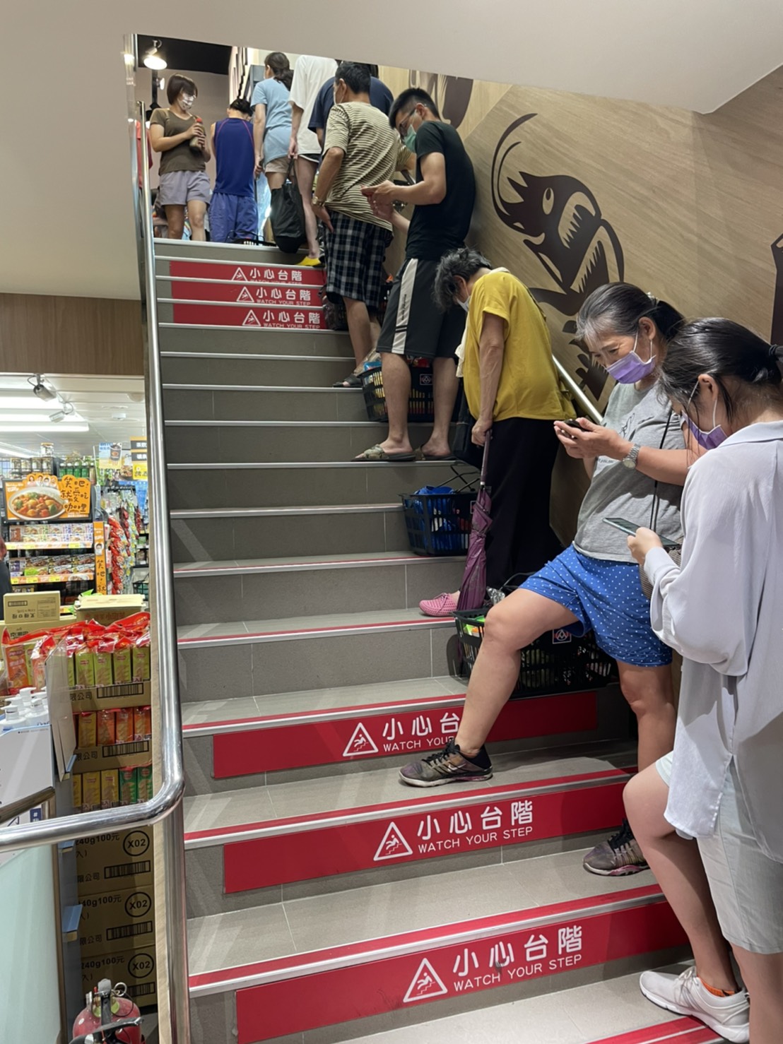 排隊結帳人潮從收銀台排到地下樓層,民眾表示結帳要排將近1個小時。(圖/TVBS)