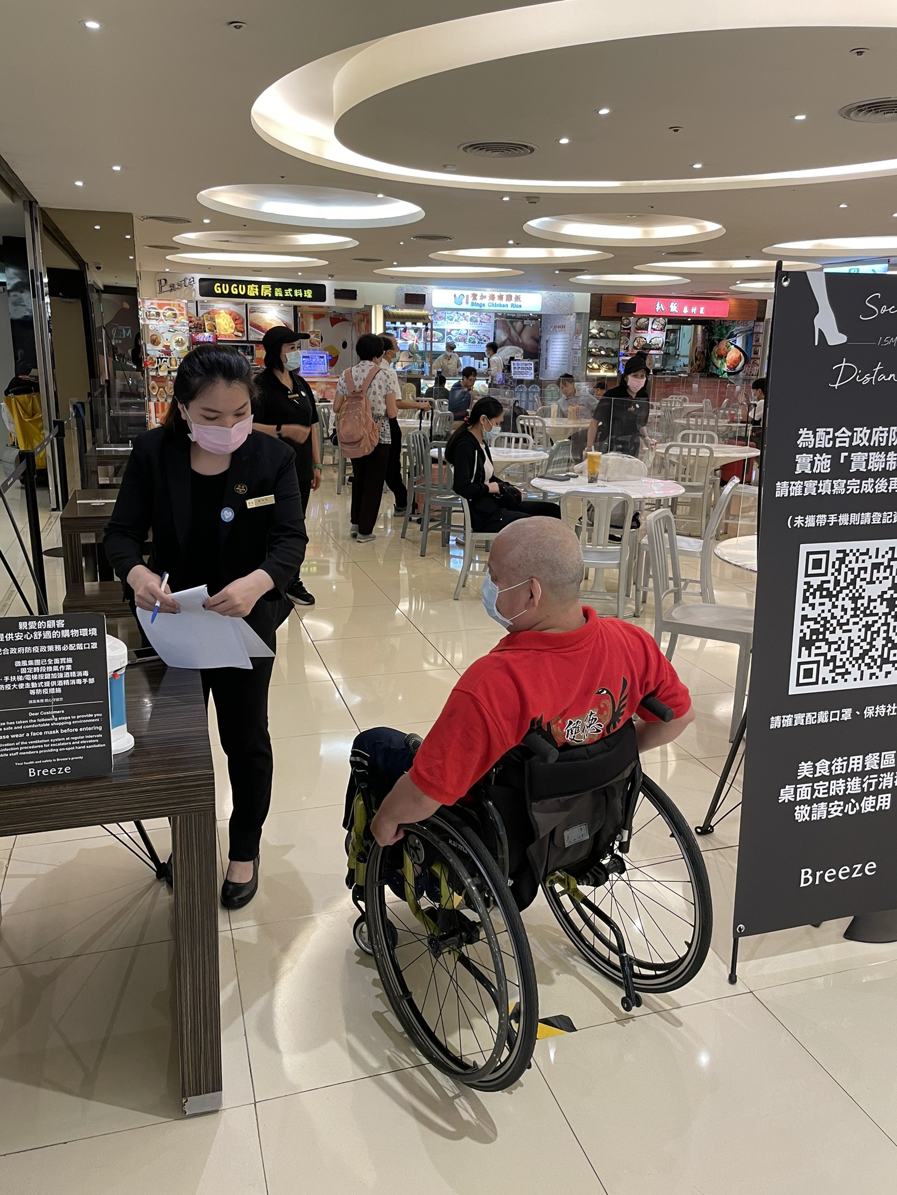 微風集團宣布,旗下百貨公司將全面配合實聯制,並嚴格控管館內人流。(圖/微風集團提供)