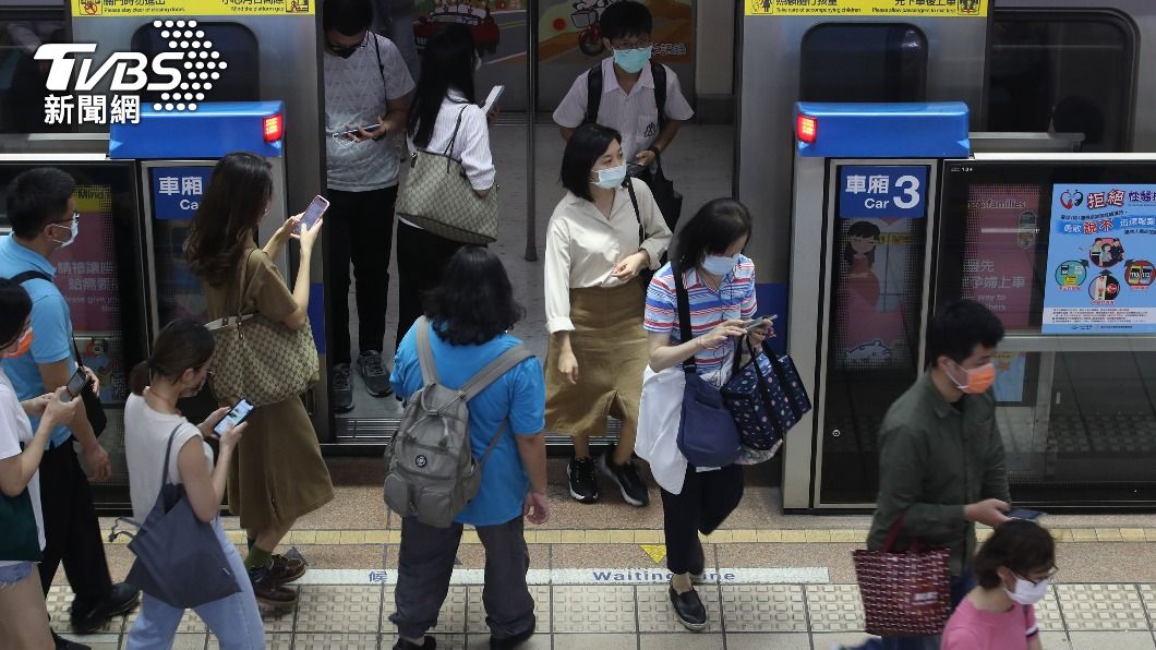 防疫三級警戒 雙北台鐵區間車、捷運人流管制