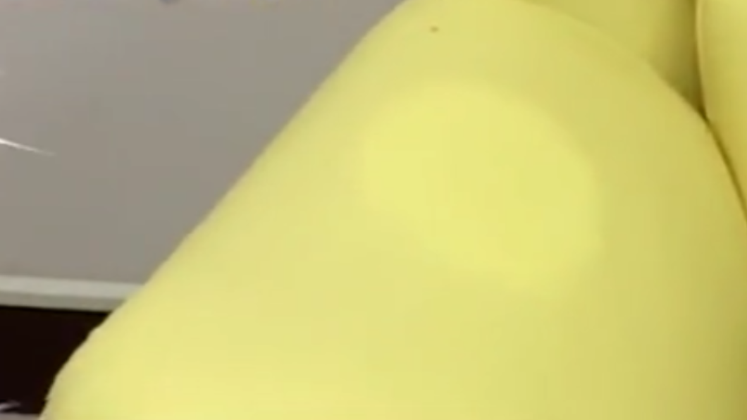 陳時中曾把辦公室沙發睡出頭型。（圖／翻攝自蘇貞昌臉書）